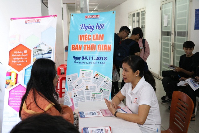 Một tư vấn viên tuyển dụng của Doanh nghiệp đang trì chuyện với ứng viên xin việc