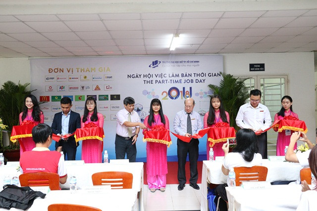 Ban tổ chức cắt băng khai mạc ngày hội việc làm bán thời gian năm 2018