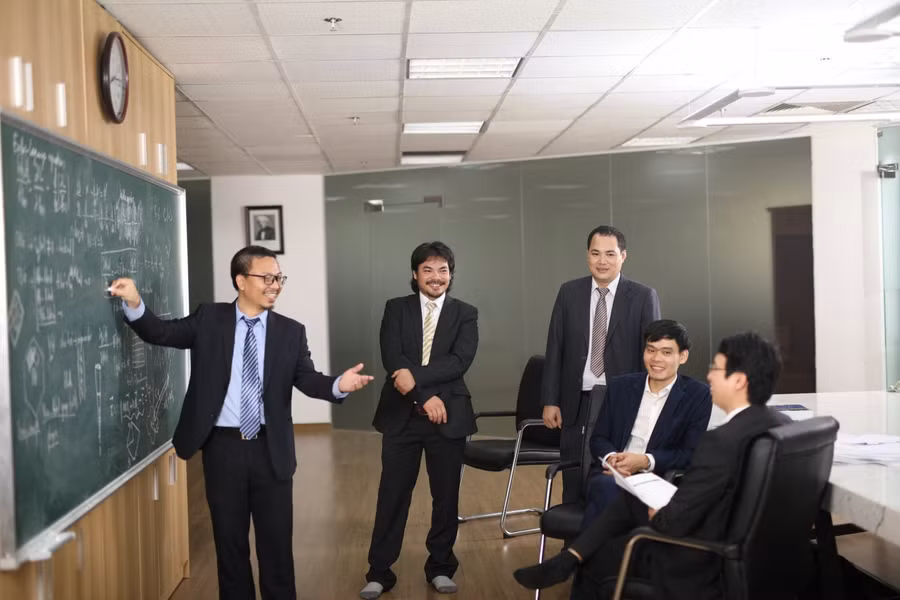 Những nhà khoa học, giảng viên xuất sắc đã chọn Phenikaa làm nơi thỏa sức thực hiện đam mê nghiên cứu khoa học của mình.