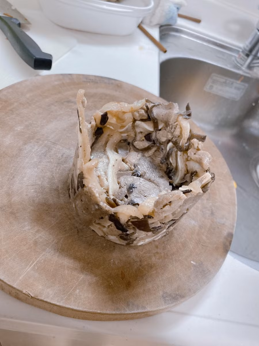 Rõ ràng lúc gói nó đầy, không hiểu sao nó bay đâu mất chỗ giữa