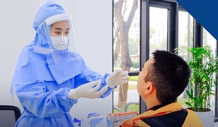 Đại học VinUni lấy mẫu xét nghiệm COVID-19 miễn phí cho toàn bộ sinh viên