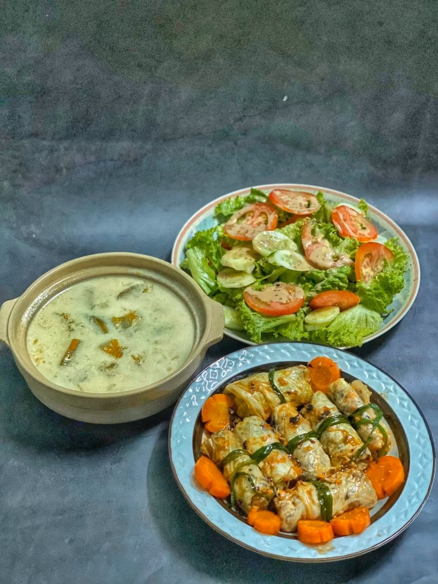Bắp cải cuộn nấm; Salad sốt dầu mè; Canh bí đỏ nước cốt dừa.