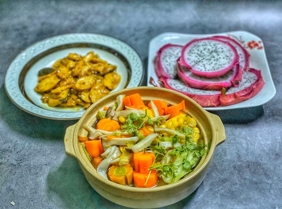 Nấm đùi gà xào sả ớt; Canh rau củ chay.