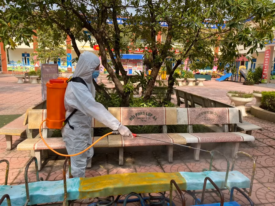 Cô Dương Thị Thanh - Hiệu trưởng Trường Mầm non Bích Sơn cho biết, nhà trường phối hợp với địa phương tổ chức phun khử khuẩn toàn bộ khuôn viên, sẵn sàng đón học sinh.