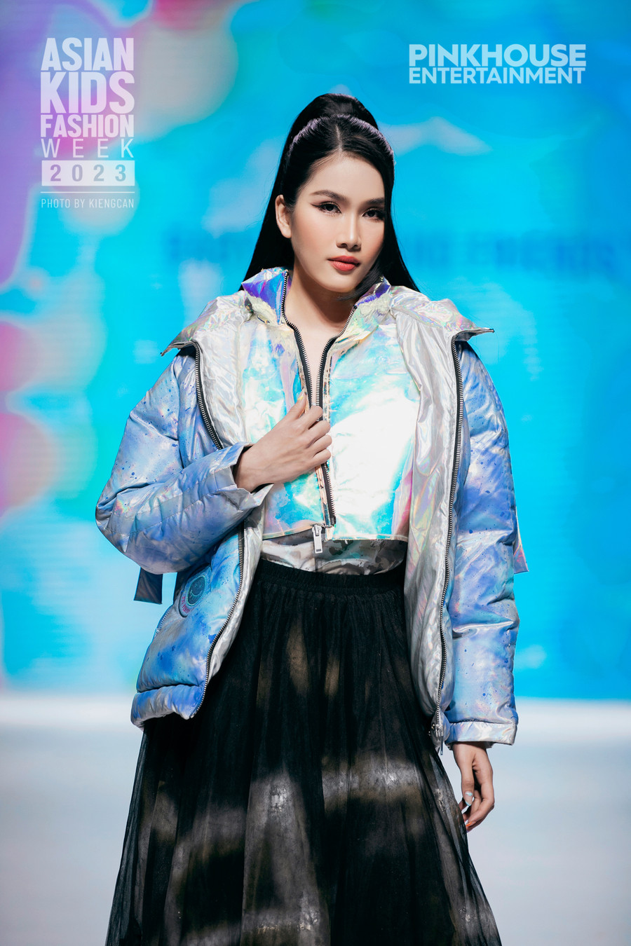Á hậu Phương Anh trình diễn trong BST “Peace and chaos” của NTK Amos Ananda Yeo với vị trí vedette. Á hậu Phương Anh trình diễn trong BST “Peace and chaos” của NTK Amos Ananda Yeo với vị trí vedette.