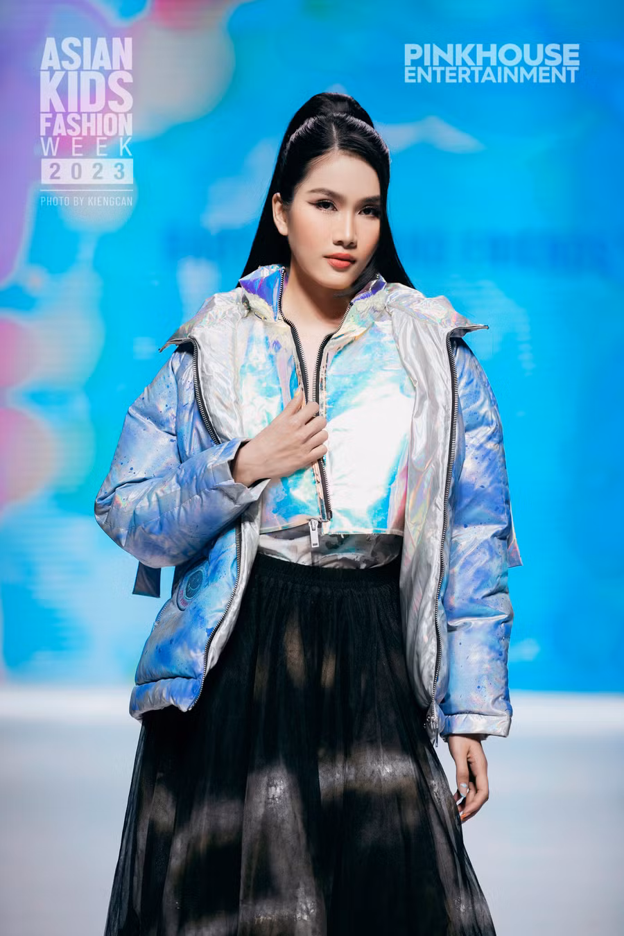 Á hậu Phương Anh trình diễn trong BST “Peace and chaos” của NTK Amos Ananda Yeo với vị trí vedette.