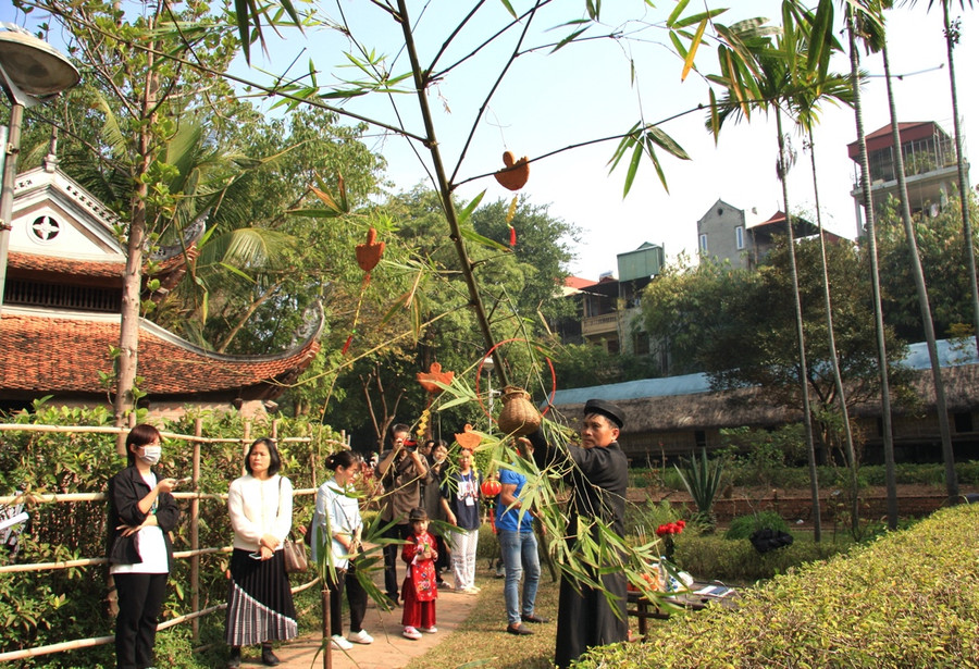 Theo phong tục lâu đời của người Việt Nam, cây nêu như một biểu tượng thiêng liêng, giúp xua đuổi tà ma, mang lại điều may mắn cho mọi người trong ngày đầu năm mới (trong ảnh là tái hiện nghi lễ dựng cây nêu của nghệ nhân đến từ Bắc Ninh). Theo phong tục lâu đời của người Việt Nam, cây nêu như một biểu tượng thiêng liêng, giúp xua đuổi tà ma, mang lại điều may mắn cho mọi người trong ngày đầu năm mới (trong ảnh là tái hiện nghi lễ dựng cây nêu của nghệ nhân đến từ Bắc Ninh).