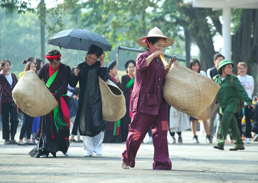 Người dân làng Guột (Huyện Quế Võ, Bắc Ninh) trình diễn trò chơi chạy ró, trò chơi mang tính biểu đạt về các thành phần trong xã hội xưa dưới góc nhìn hài hước, tạo không khí vui tươi, sảng khoái trong ngày đầu năm mới. Người dân làng Guột (Huyện Quế Võ, Bắc Ninh) trình diễn trò chơi chạy ró, trò chơi mang tính biểu đạt về các thành phần trong xã hội xưa dưới góc nhìn hài hước, tạo không khí vui tươi, sảng khoái trong ngày đầu năm mới.