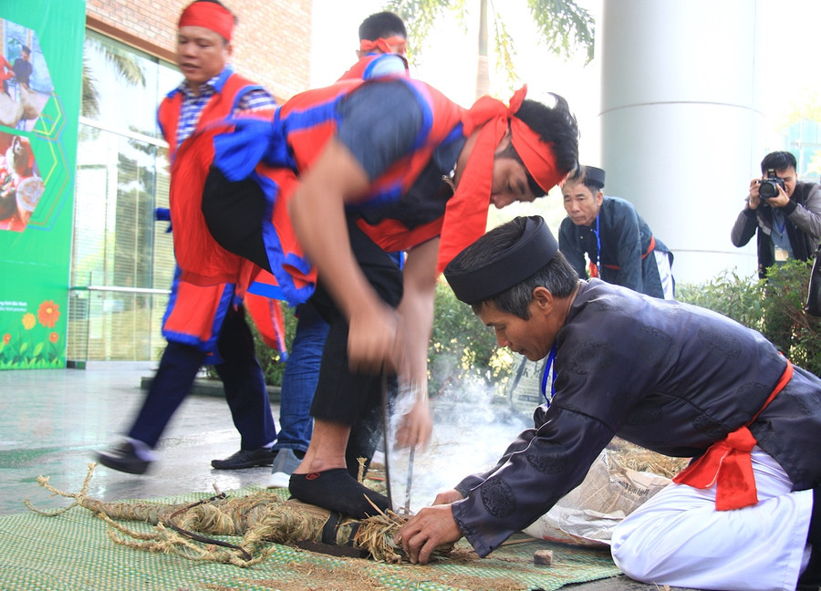 Màn biểu diễn “kéo dây lấy lửa” của các nghệ nhân đến từ làng Yên Vỹ (xã Hòa Tiến, huyện Yên Phong, Bắc Ninh). Đây là một tục lệ độc đáo, thường được tổ chức vào đêm mùng 3 Tết, gắn với tín ngưỡng cầu mùa của người dân vùng Kinh Bắc xưa. Màn biểu diễn “kéo dây lấy lửa” của các nghệ nhân đến từ làng Yên Vỹ (xã Hòa Tiến, huyện Yên Phong, Bắc Ninh). Đây là một tục lệ độc đáo, thường được tổ chức vào đêm mùng 3 Tết, gắn với tín ngưỡng cầu mùa của người dân vùng Kinh Bắc xưa.