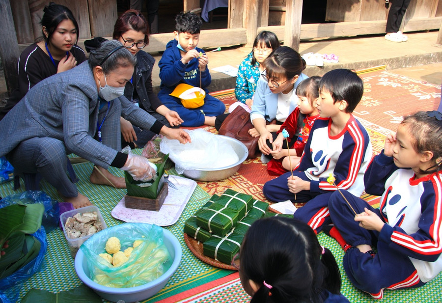 Học cách gói bánh chưng cùng nghệ nhân. Học cách gói bánh chưng cùng nghệ nhân.