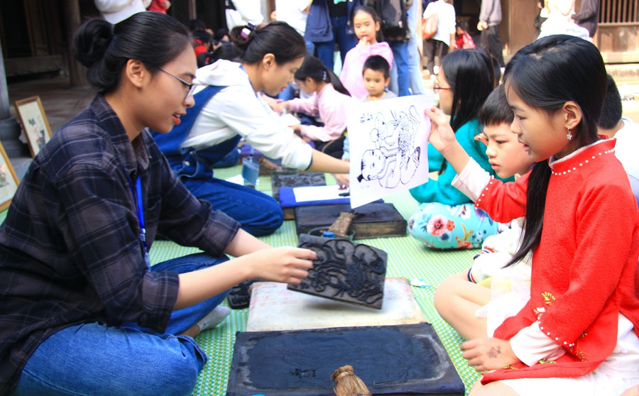 Những người yêu thích dòng tranh dân gian Đông Hồ có dịp trải nghiệm in tranh, tìm hiểu ý nghĩa về các bức tranh cùng các chị tình nguyện viên. Những người yêu thích dòng tranh dân gian Đông Hồ có dịp trải nghiệm in tranh, tìm hiểu ý nghĩa về các bức tranh cùng các chị tình nguyện viên.