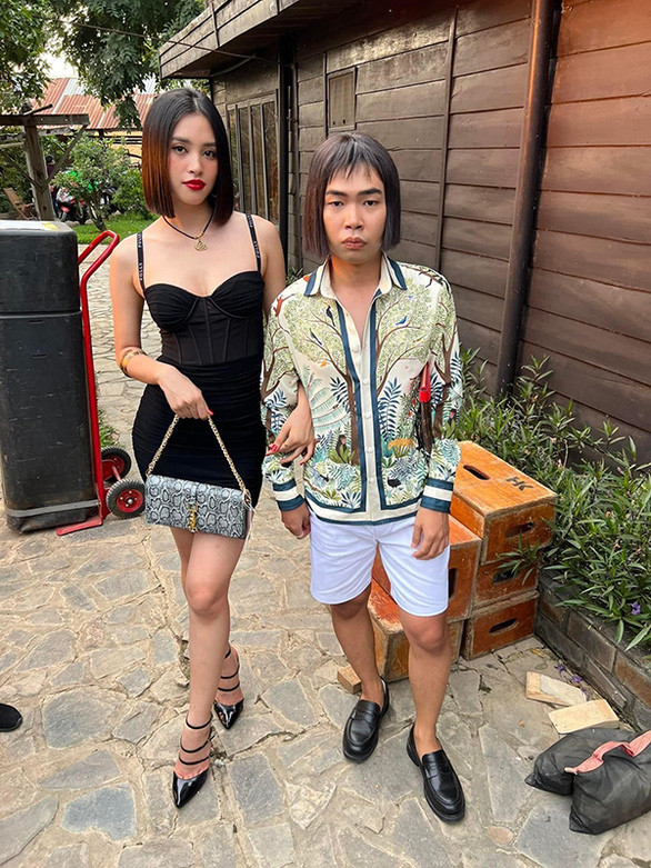 Minh Dự “lầy lội" khẳng định: “Em yêu Vy" và xưng hô vợ chồng với nàng hậu xinh đẹp. Minh Dự “lầy lội" khẳng định: “Em yêu Vy" và xưng hô vợ chồng với nàng hậu xinh đẹp.