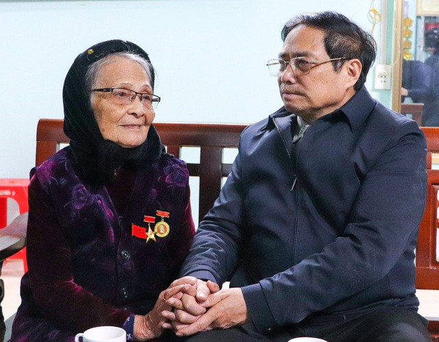 Thủ tướng Chính phủ chúc mẹ Lâm Thị Mèn năm mới nhiều may mắn, hạnh phúc, mạnh khỏe để động viên con cháu phát huy truyền thống cách mạng, góp phần tích cực xây dựng quê hương, đất nước giàu mạnh - Ảnh: VGP/Nhật Bắc Thủ tướng Chính phủ chúc mẹ Lâm Thị Mèn năm mới nhiều may mắn, hạnh phúc, mạnh khỏe để động viên con cháu phát huy truyền thống cách mạng, góp phần tích cực xây dựng quê hương, đất nước giàu mạnh - Ảnh: VGP/Nhật Bắc