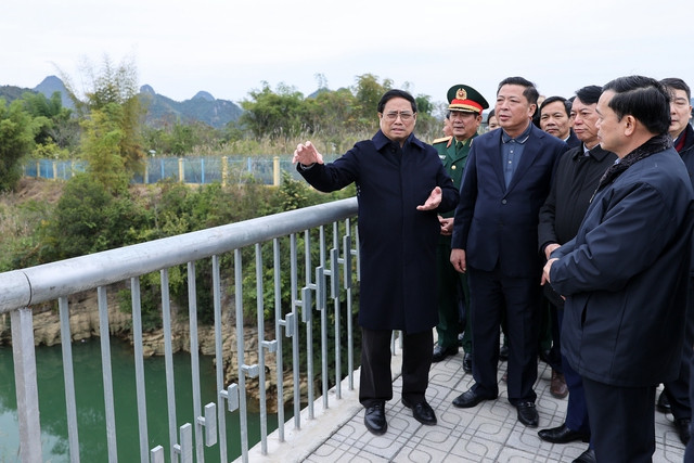 Thủ tướng Phạm Minh Chính trao đổi khi khảo sát cầu Tà Lùng 2, thị trấn Tà Lùng, huyện Quảng Hoà - Ảnh: VGP/Nhật Bắc Thủ tướng Phạm Minh Chính trao đổi khi khảo sát cầu Tà Lùng 2, thị trấn Tà Lùng, huyện Quảng Hoà - Ảnh: VGP/Nhật Bắc