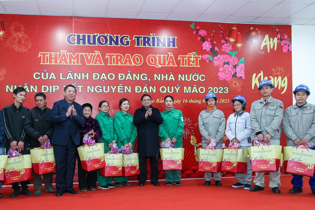 Thủ tướng thăm, chúc Tết, tặng quà các mẹ Việt Nam anh hùng, lực lượng vũ trang, các gia đình chính sách, hộ nghèo, người lao động có hoàn cảnh khó khăn tại Cao Bằng - Ảnh: VGP/Nhật Bắc Thủ tướng thăm, chúc Tết, tặng quà các mẹ Việt Nam anh hùng, lực lượng vũ trang, các gia đình chính sách, hộ nghèo, người lao động có hoàn cảnh khó khăn tại Cao Bằng - Ảnh: VGP/Nhật Bắc