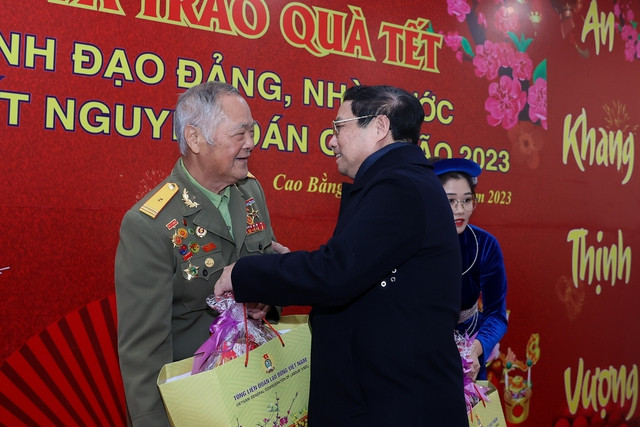 Thủ tướng tặng quà người có công tại Cao Bằng - Ảnh: VGP/Nhật Bắc Thủ tướng tặng quà người có công tại Cao Bằng - Ảnh: VGP/Nhật Bắc
