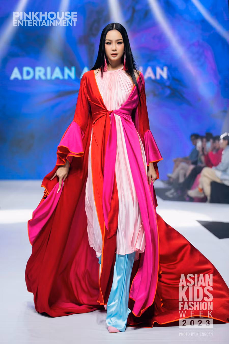 Hoa hậu Liên lục địa Bảo Ngọc diễn ở vị trí kết màn ở BST “Tình ta” của NTK Adrian Anh Tuấn.