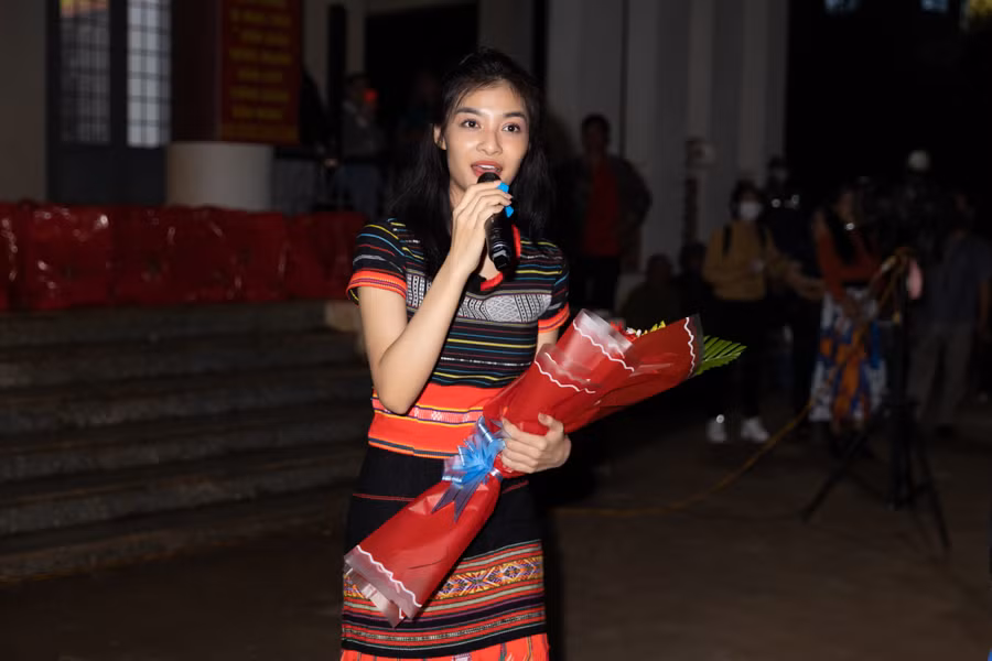 Á hậu Lona hóa thân thành cô gái Ê-đê mang xuân về với buôn làng 