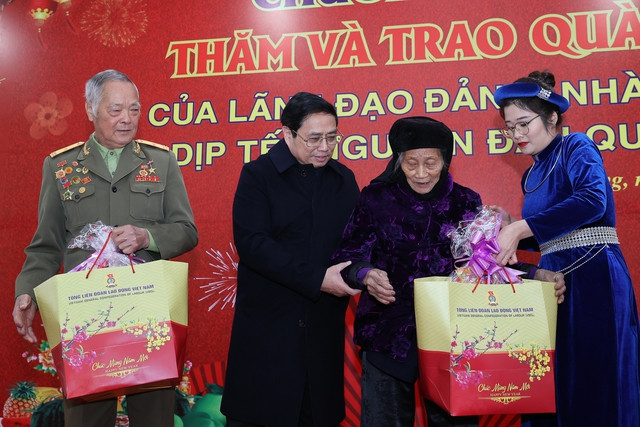 Thủ tướng tặng quà các gia đình chính sách, người có công tại Cao Bằng - Ảnh: VGP/Nhật Bắc Thủ tướng tặng quà các gia đình chính sách, người có công tại Cao Bằng - Ảnh: VGP/Nhật Bắc