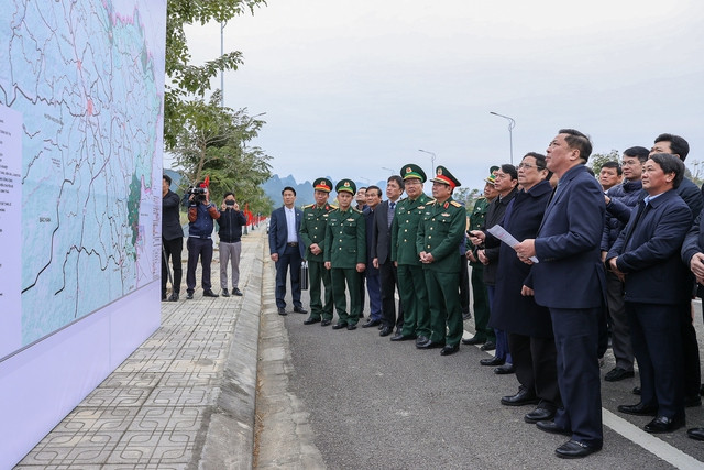 Thủ tướng nghe Bí thư Tỉnh ủy Cao Bằng báo cáo về Quy hoạch chung xây dựng khu kinh tế cửa khẩu Cao Bằng và xem sơ đồ định hướng phát triển không gian - Ảnh: VGP/Nhật Bắc Thủ tướng nghe Bí thư Tỉnh ủy Cao Bằng báo cáo về Quy hoạch chung xây dựng khu kinh tế cửa khẩu Cao Bằng và xem sơ đồ định hướng phát triển không gian - Ảnh: VGP/Nhật Bắc