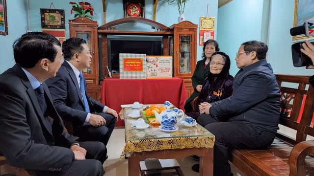 Thủ tướng Chính phủ cũng đề nghị cấp ủy, chính quyền địa phương tiếp tục chăm lo đời sống vật chất cho mẹ Lâm Thị Mèn, nhất là khi mẹ đã già yếu, ở với một người con cũng đang ốm đau bệnh tật - Ảnh: VGP/Nhật Bắc