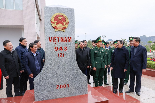 Thủ tướng Phạm Minh Chính thăm, khảo sát khu vực cửa khẩu Tà Lùng, thị trấn Tà Lùng, huyện Quảng Hoà - Ảnh: VGP/Nhật Bắc Thủ tướng Phạm Minh Chính thăm, khảo sát khu vực cửa khẩu Tà Lùng, thị trấn Tà Lùng, huyện Quảng Hoà - Ảnh: VGP/Nhật Bắc