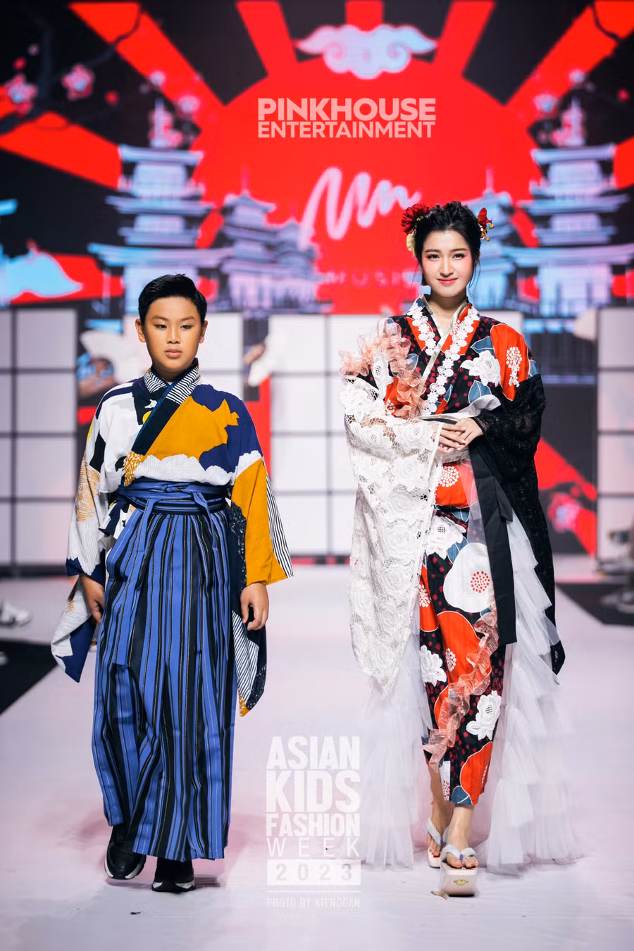 Giữ vị trí mở màn show diễn của Nhà thiết kế Nhật Bản - Moemusisan là Á hậu Phương Nhi trong trang phục kimono độc đáo.