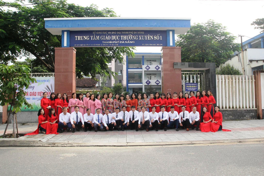 Tập thể cán bộ giáo viên Trung tâm Giáo dục thường xuyên số 1 thành phố Đà Nẵng.