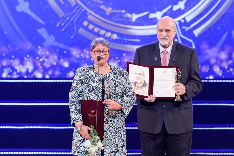 Vợ chồng GS Karim tại lễ Trao giải VinFuture mùa đầu tiên 
