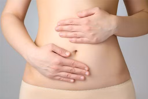 Bụng phình to, hình dáng bụng bất thường có thể là dấu hiệu của u nang buồng trứng.