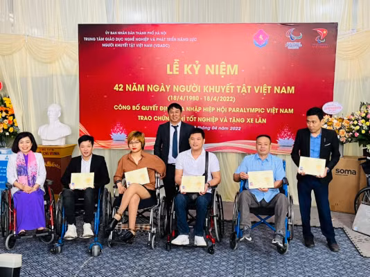 Trung tâm trao chứng chỉ tốt nghiệp cho học viên.