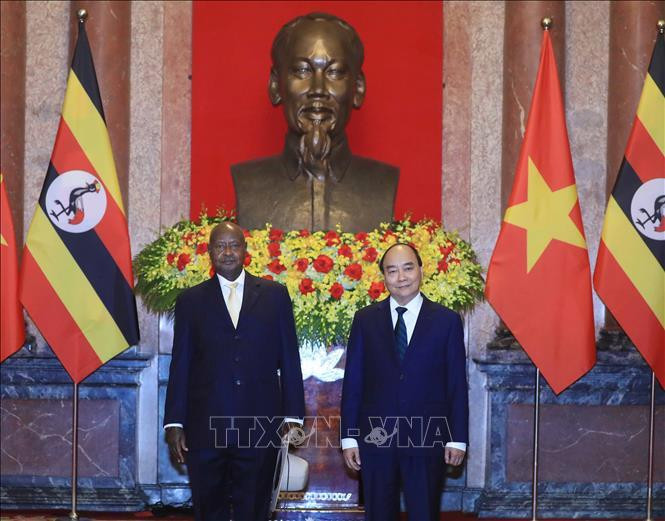 Chủ tịch nước Nguyễn Xuân Phúc đón Tổng thống Uganda Yoweri Kaguta Museve. Ảnh: Thống Nhất/TTXVN Chủ tịch nước Nguyễn Xuân Phúc đón Tổng thống Uganda Yoweri Kaguta Museve. Ảnh: Thống Nhất/TTXVN