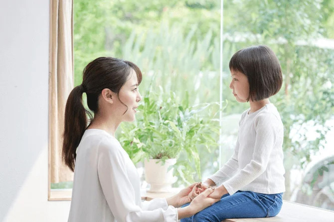 Kỷ luật nhẹ nhàng tập trung vào việc ngăn ngừa các vấn đề, giúp trẻ tránh khỏi hành vi xấu. (Ảnh: ITN). Kỷ luật nhẹ nhàng tập trung vào việc ngăn ngừa các vấn đề, giúp trẻ tránh khỏi hành vi xấu. (Ảnh: ITN).