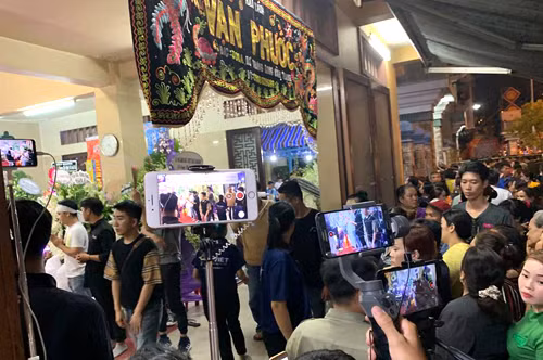 Người dân chen chúc ghi hình, livestream ở khu vực tang lễ nghệ sĩ Anh Vũ. Ảnh: Bill.