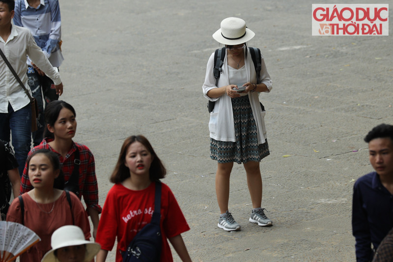 Mặc váy ngắn trên đầu gối không được dâng hương Lễ hội Đền Hùng ảnh 4