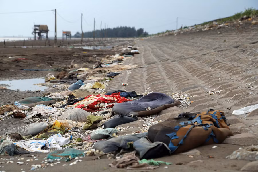 Rác thải tràn ngập trên bãi biển Quất Lâm (Giao Thủy, Nam Định)