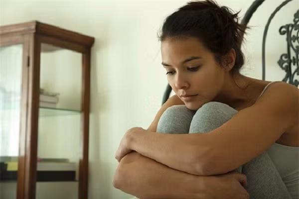 Đi làm về, bỗng dưng chồng ghé tai tôi thì thầm thông báo một tin động trời khiến cả nhà đang chao đảo - Ảnh 2.