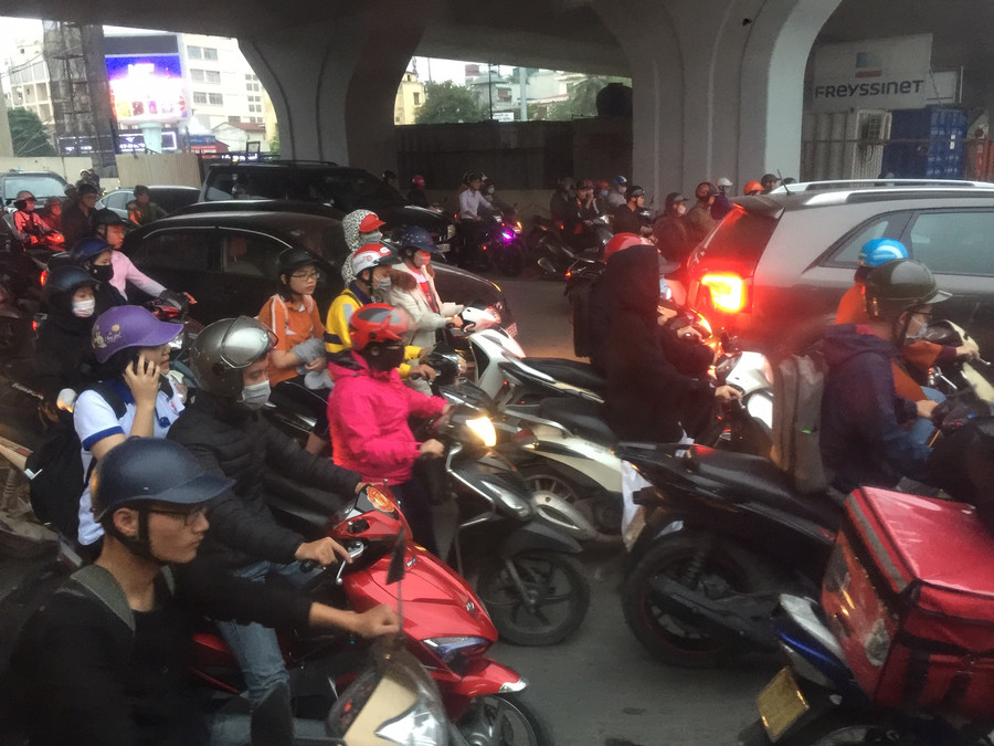 Người dân ra đường có thói quen sử dụng khẩu trang chống bụi. Ảnh: VH Người dân ra đường có thói quen sử dụng khẩu trang chống bụi. Ảnh: VH