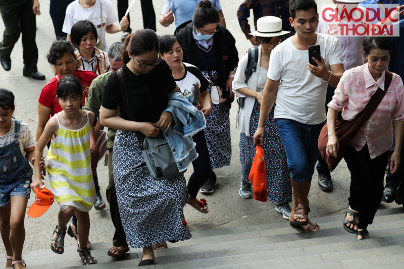 Mặc váy ngắn trên đầu gối không được dâng hương Lễ hội Đền Hùng ảnh 7