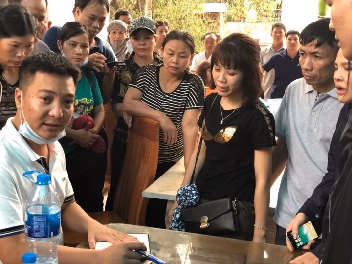 Chị Tuyến (ở giữa), em gái nạn nhân Nguyễn Anh Tuấn.