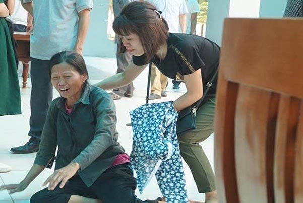 Mẹ nạn nhân Tuấn đau đớn trước sự ra đi đột ngột của con trai Vụ cháy xưởng ở Trung Văn: Con chưa kịp nhìn mặt cha