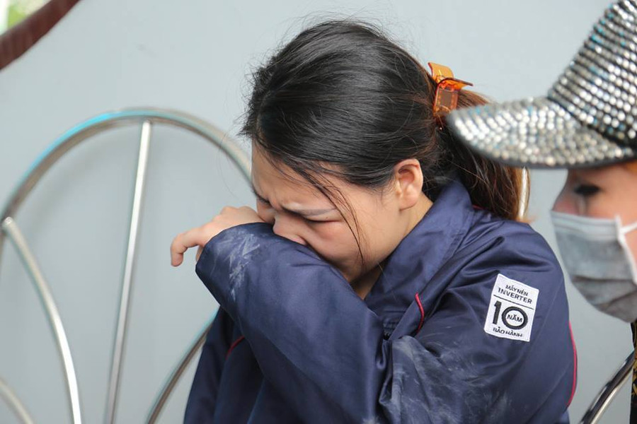 Chị Thanh không ngừng khóc trong lúc đợi nhận dạng em trai Vụ cháy xưởng ở Trung Văn: Con chưa kịp nhìn mặt cha