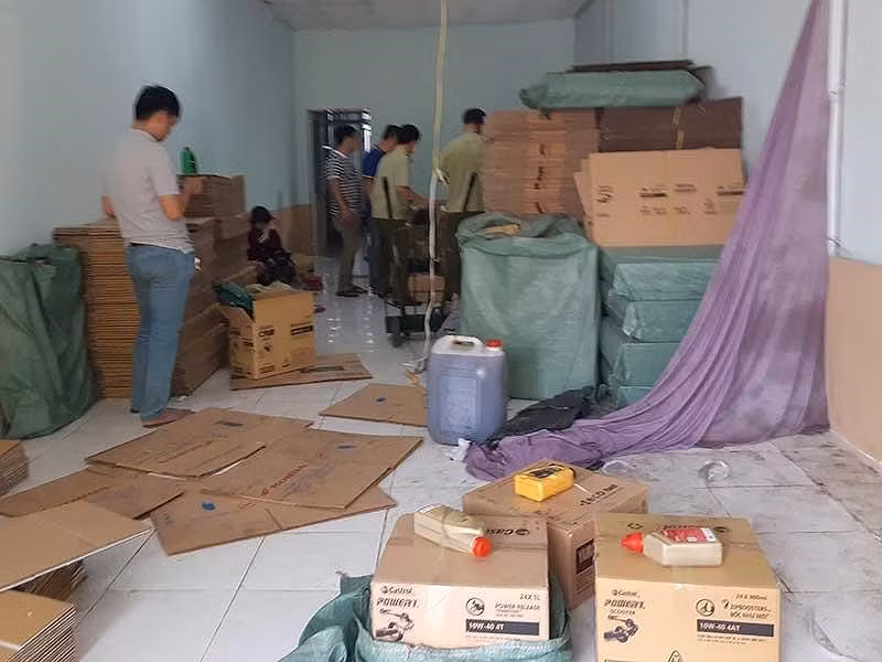 Cận cảnh công nghệ sản xuất dầu nhớt giả Cận cảnh công nghệ sản xuất dầu nhớt giả