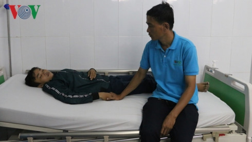 nam sinh ở an giang bị hơn 20 bạn đánh hội đồng hình 2 nam sinh o an giang bi hon 20 ban danh hoi dong hinh 2