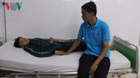 nam sinh o an giang bi hon 20 ban danh hoi dong hinh 2