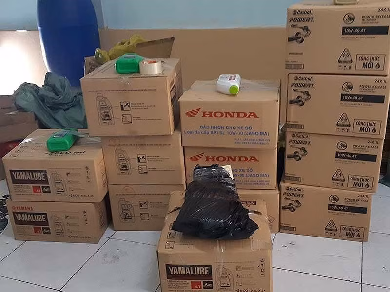 Cận cảnh công nghệ sản xuất dầu nhớt giả Cận cảnh công nghệ sản xuất dầu nhớt giả