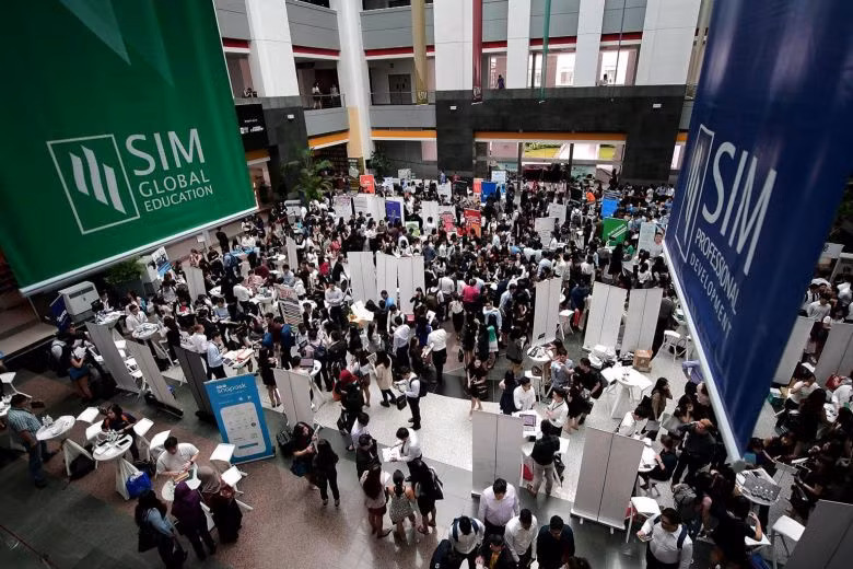 Các kết quả khảo sát cho thấy, tỷ lệ sinh viên tốt nghiệp từ PEI có việc làm vẫn thua xa các sinh viên tốt nghiệp AU.