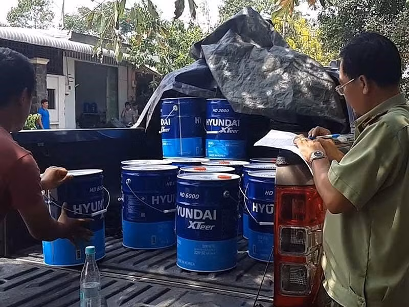 Cận cảnh công nghệ sản xuất dầu nhớt giả Cận cảnh công nghệ sản xuất dầu nhớt giả