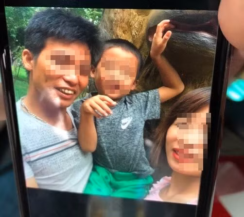 Anh Tuấn chụp ảnh cùng vợ và con. 