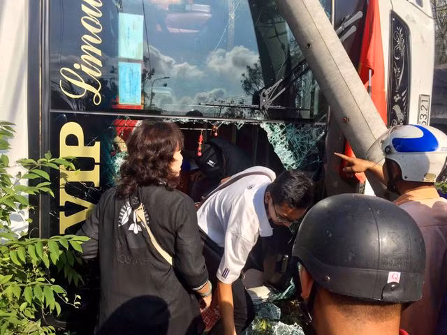 Xe giường nằm lật ngang, người dân đập vỡ kính chắn gió để cứu hành khách - 2